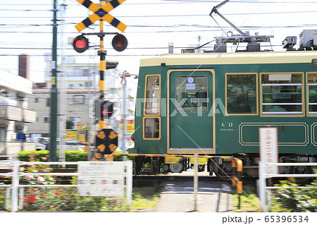 都電荒川線 走行中の電車の 流し撮り 都電荒川線 走行中の電車の 流し撮り 65396534