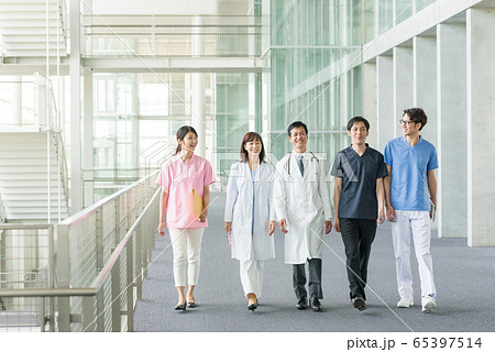 病院 医師 女医 医療チームイメージ 病院 医師 女医 医療チームイメージ 65397514