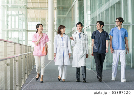病院 医師 女医 医療チームイメージ 病院 医師 女医 医療チームイメージ 65397520