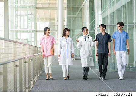 病院 医師 女医 医療チームイメージ 65397522