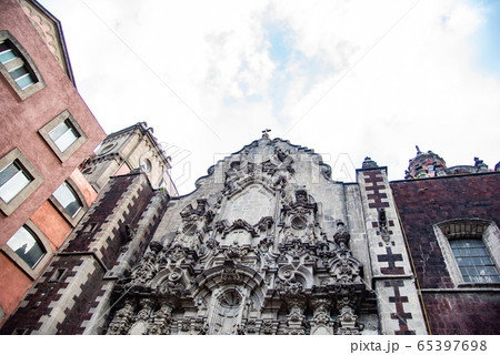 メキシコ　メキシコシティ の街角　サンフランシスコ教会の彫刻 65397698