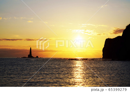 夕暮れのローソク岩　　”余市町” 65399279