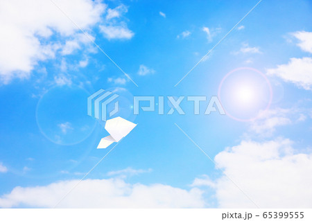 大空を飛ぶ紙ヒコーキ 大空を飛ぶ紙ヒコーキ 65399555