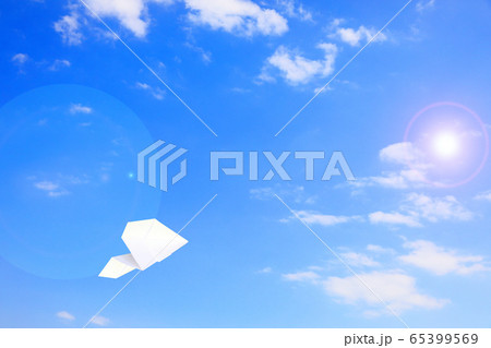 大空を飛ぶ紙ヒコーキ 65399569