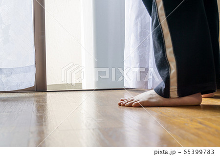 部屋の換気イメージ　新しい生活様式 65399783