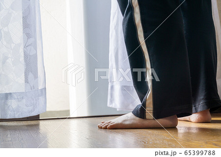 部屋の換気イメージ　新しい生活様式 65399788