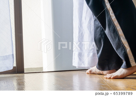 部屋の換気イメージ　新しい生活様式 65399789