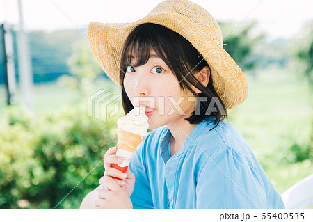 ソフトクリームを食べる女の子の写真素材