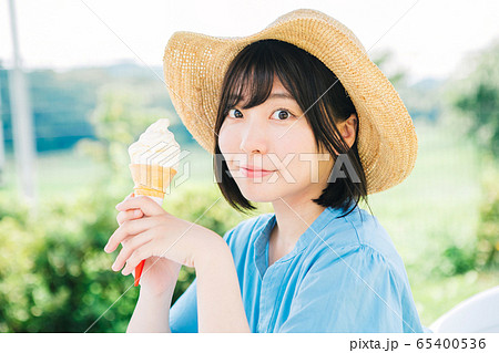 ソフトクリームを食べる女の子 ソフトクリームを食べる女の子 65400536