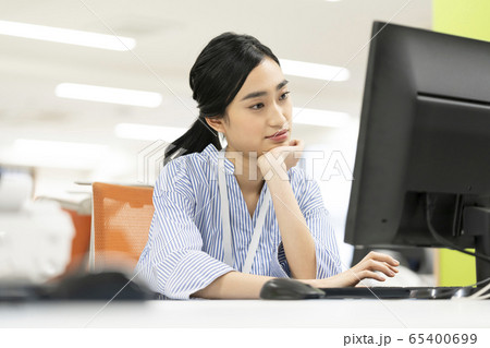 オフィスシーン　イメージ　若い女性 65400699