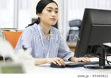 オフィスシーン　イメージ　パソコンで作業をする若い女性 65400822