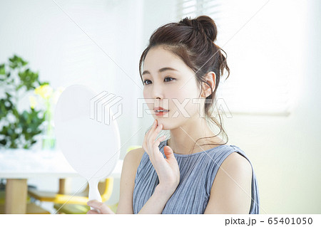 女性　美容　ビューティー　悩み 65401050