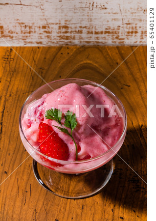 いちごのジェラート　Strawberry fruit gelato 65401129