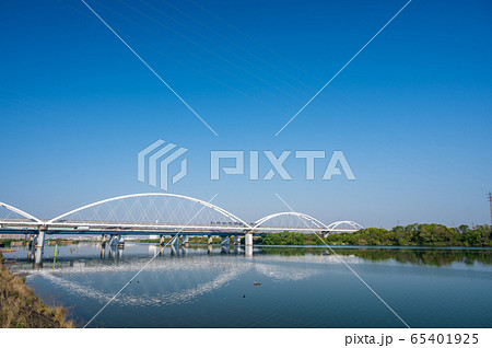 大阪モノレールの鉄橋と快晴の淀川風景 65401925