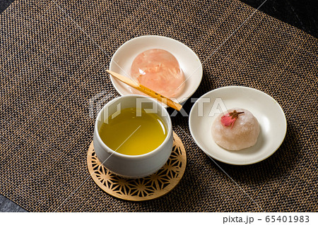 和のスイーツ　Japanese sweets and cherry blossoms 65401983