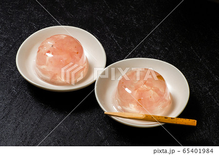 和のスイーツ　Japanese sweets and cherry blossoms 65401984