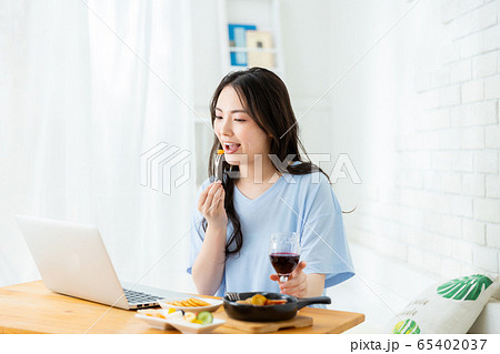 オンライン 飲み会 女性 家 オンライン 飲み会 女性 家 65402037