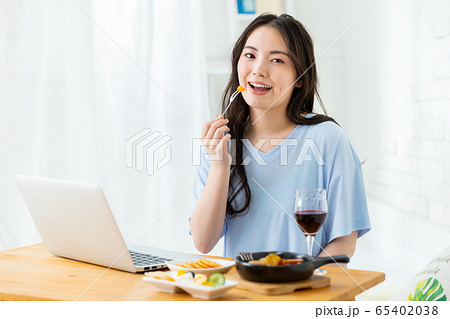 オンライン　飲み会　女性　家 65402038