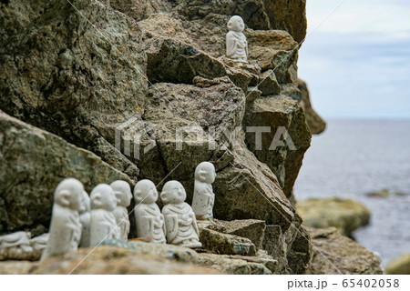 佐渡島 子供の霊を祀る賽の河原の石地蔵の写真素材 65402058 Pixta