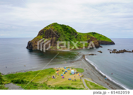 新潟県佐渡市 二ツ亀島と二ツ亀海水浴場の写真素材