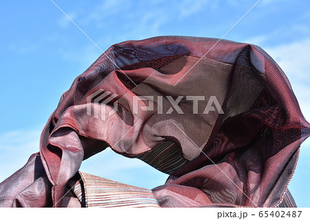 シャリ感、透け感のある織物、布、日本の夏帯、青空、和素材、和風素材、和布、布地、背景 65402487