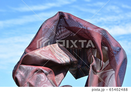 シャリ感、透け感のある織物、布、日本の夏帯、青空、和素材、和風素材、和布、布地、背景 65402488