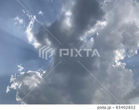 太陽が雲に隠れた青空 65402832
