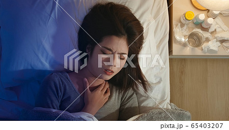 asian woman has sore throat asian woman has sore throat 65403207