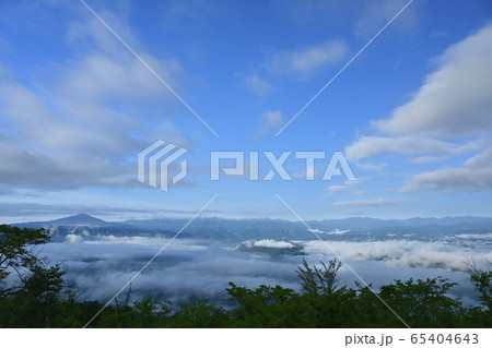 美の山山頂展望台から秩父盆地にかかる雲海に武甲山 65404643