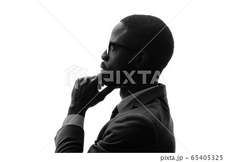考える黒人男性 シルエットの写真素材