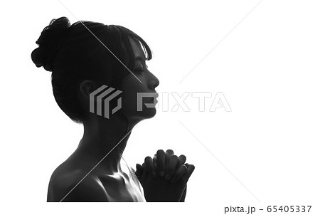 祈る女性 シルエットの写真素材 祈る女性 シルエットの写真素材