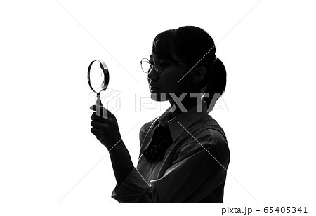 女子高生 虫眼鏡 シルエットの写真素材
