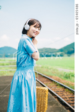 駅で音楽を聴く女性 65405486