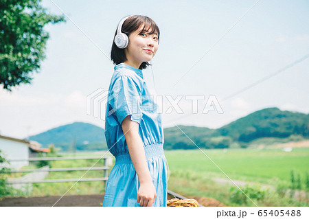 駅で音楽を聴く女性 駅で音楽を聴く女性 65405488