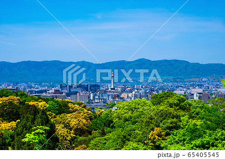 清水寺境内と京都の街並 65405545