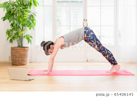 女性 ヨガ フィットネス 自宅の写真素材