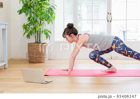 女性　ヨガ　フィットネス　自宅 65406147