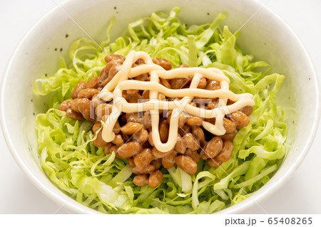 納豆アレンジ。千切りキャベツと納豆のサラダ、マヨネーズがけ。 納豆アレンジ。千切りキャベツと納豆のサラダ、マヨネーズがけ。 65408265