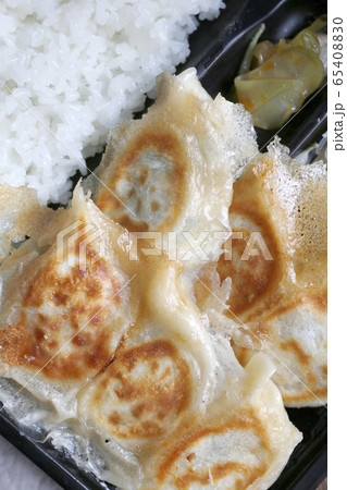 餃子　餃子弁当イメージ　羽根つき餃子 65408830