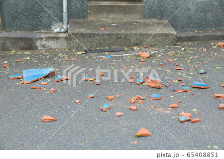 割れた屋根瓦 65408851