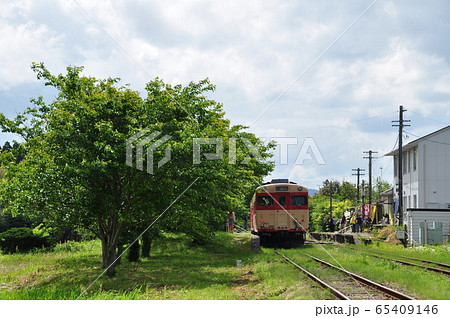 いすみ鉄道いすみ線、国吉駅に停車中の急行列車(キハ28形) いすみ鉄道いすみ線、国吉駅に停車中の急行列車(キハ28形) 65409146
