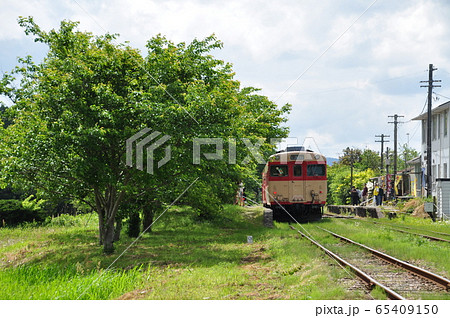 いすみ鉄道いすみ線、国吉駅に停車中の急行列車(キハ28形) いすみ鉄道いすみ線、国吉駅に停車中の急行列車(キハ28形) 65409150