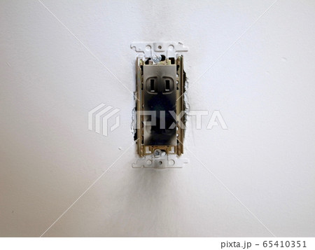 電気コンセントのショートによる黒煙跡 65410351