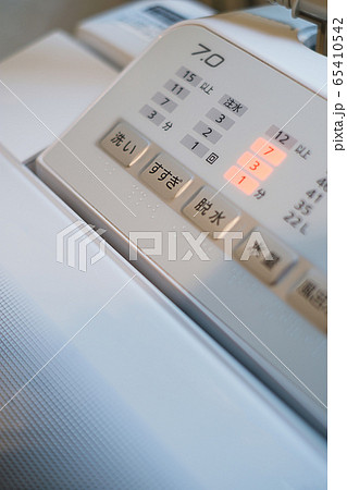 稼働中の洗濯機 65410542