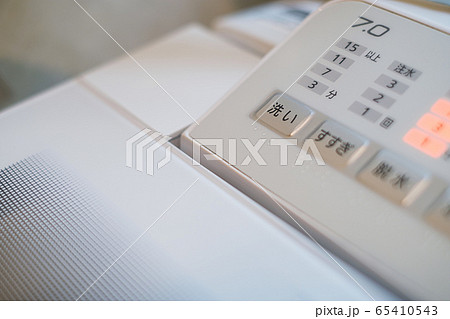 稼働中の洗濯機 65410543