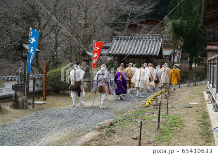 極楽寺普門院 会場へ向かう行者1 岡山県赤磐市 極楽寺普門院 会場へ向かう行者1 岡山県赤磐市 65410633