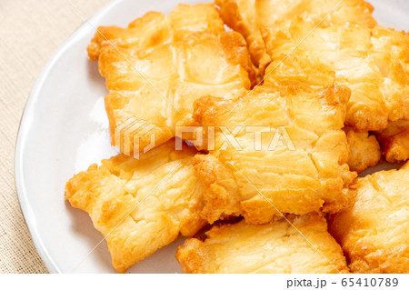 おかき(塩味)。 65410789