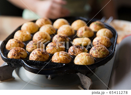 たこ焼きを焼く 65411278