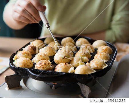 たこ焼きを焼く 65411285