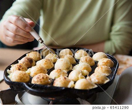 たこ焼きを焼く 65411290